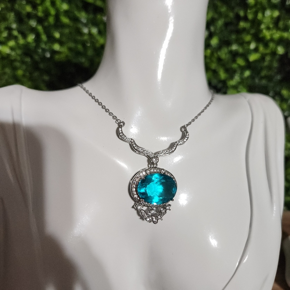 Silver and Blue Pendant Necklace 8ct